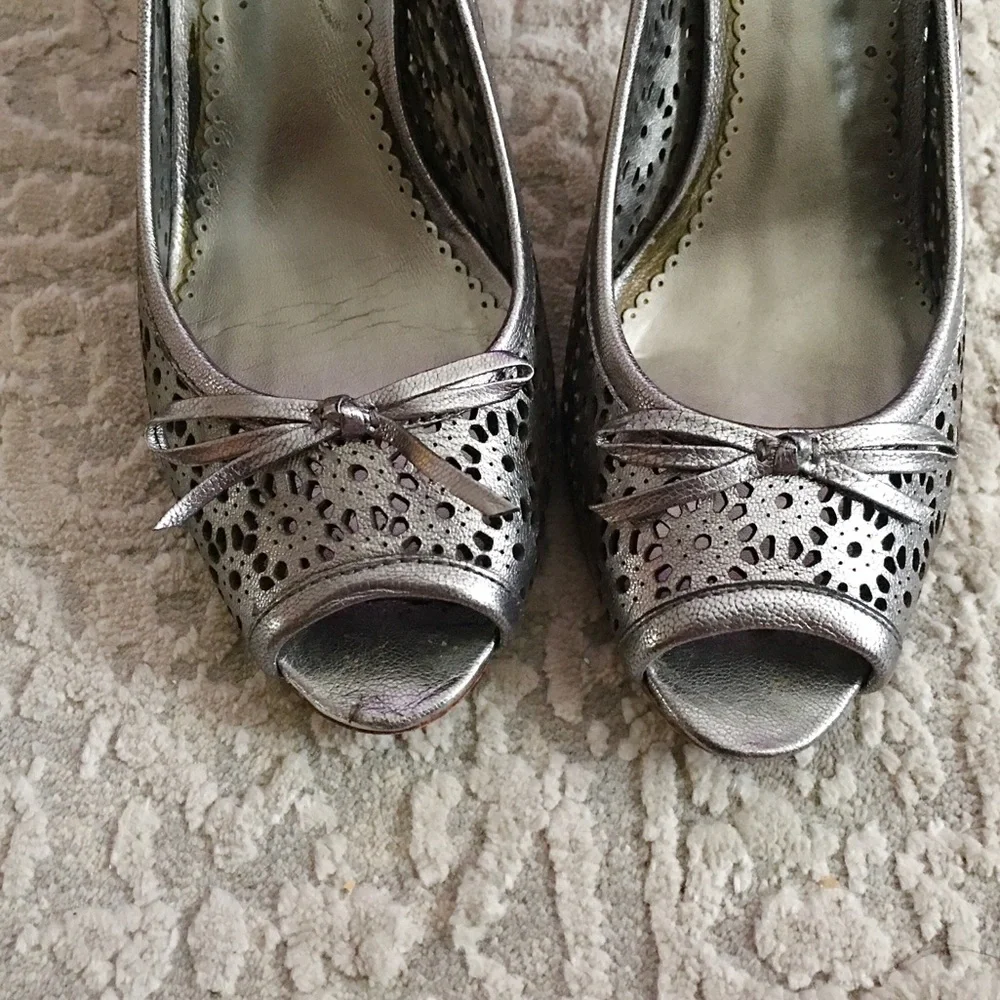 Oscar de la Renta Pewter Peep Toe Pump Bow Detail